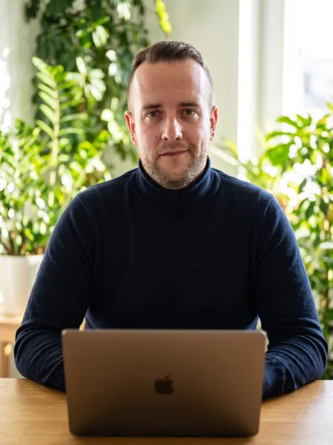 Oscar Gawlik am Laptop
